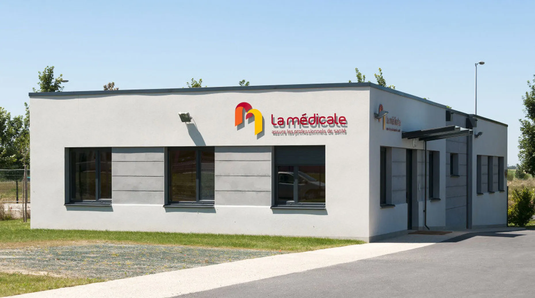 Façade du centre médical "La Médicale" avec son logo coloré et ses larges fenêtres.